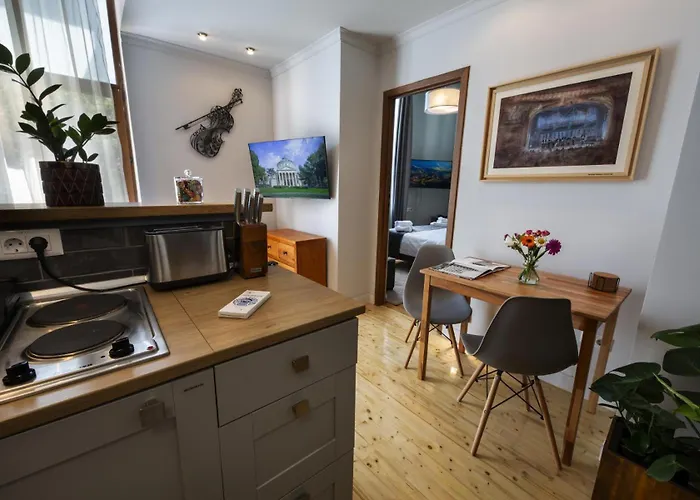 Athenaeum Spacious& Cozy 1br Prime Location W Balcony *