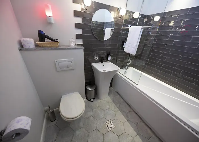 Athenaeum Spacious& Cozy 1br Prime Location W Balcony *