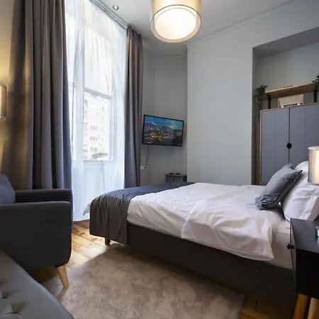 Athenaeum Spacious& Cozy 1br Prime Location W Balcony Бухарест