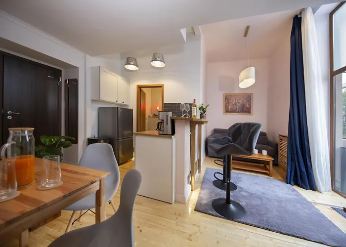 Athenaeum Spacious& Cozy 1br Prime Location W Balcony דירה *
