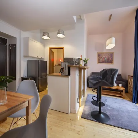 Athenaeum Spacious& Cozy 1br Prime Location W Balcony דירה *